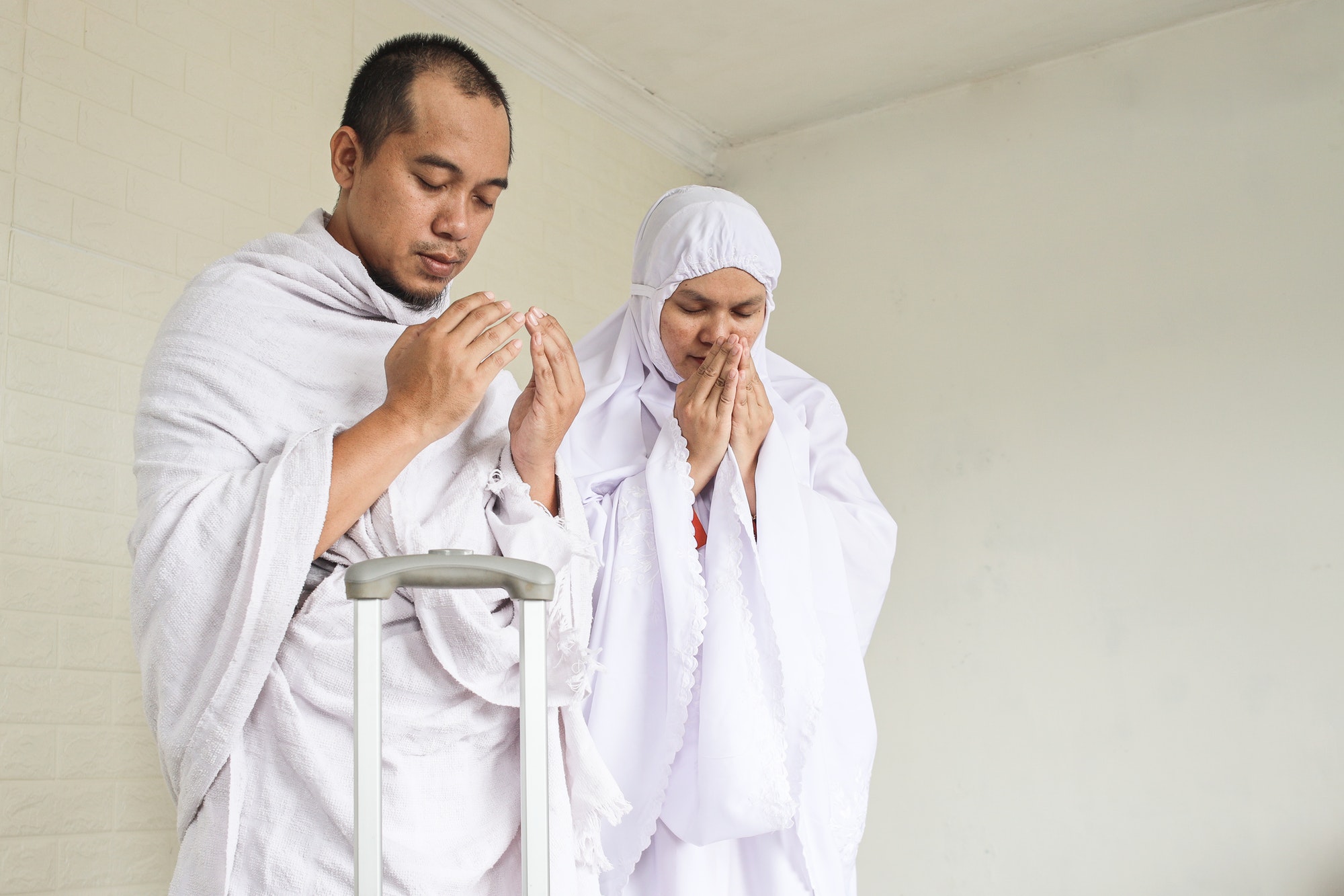 muslim-couple-praying-before-umrah-or-hajj-2.jpg